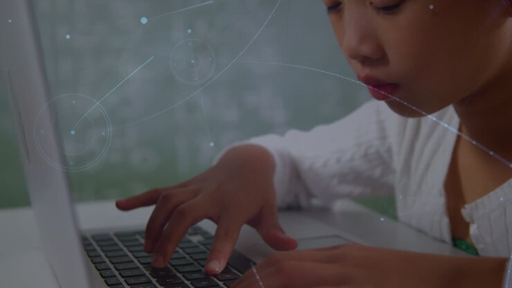 Animazione di linee e connessioni sulle mani di una ragazza asiatica che digita sulla tastiera.