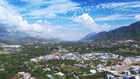 Drohnen-Hyperlapse-Zeitraffer-In-El-Yerbaniz-An-Der-Carretera-Nacional-Monterrey-Mexiko-Sonniger-Bewölkter-Tag-Sierra-Madre-Oriental