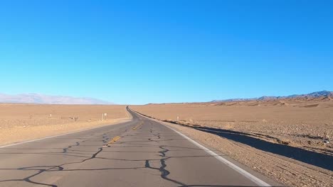 Parque-Nacional-Del-Valle-De-La-Muerte-Viaje-Rápido-En-Una-Carretera-Larga-Y-Agrietada