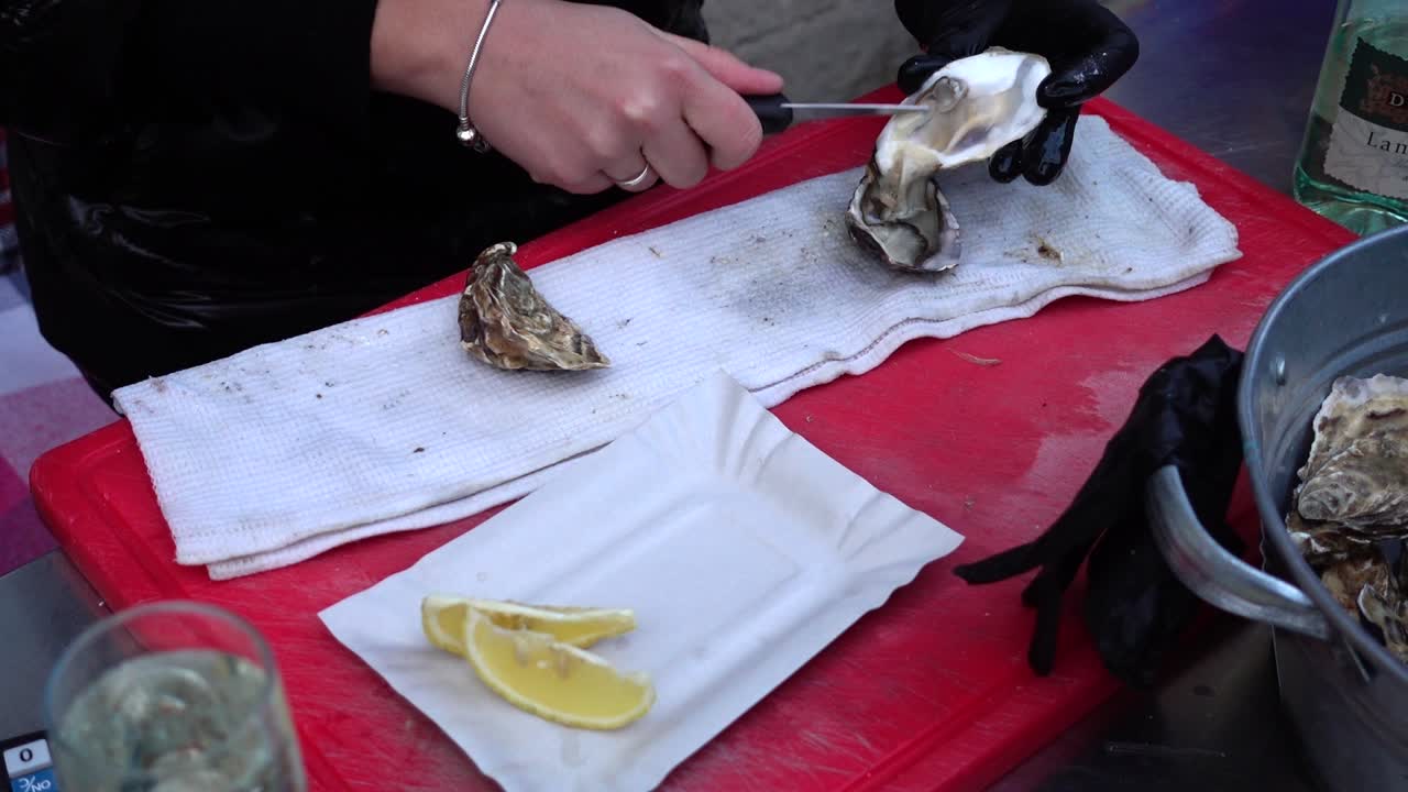 Oyster sale on the city street