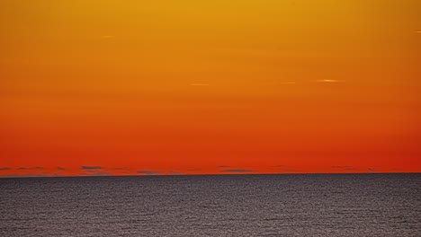 Lapso-De-Tiempo-De-La-Estrella-Fugaz-En-El-Cielo-Naranja-Sobre-El-Océano