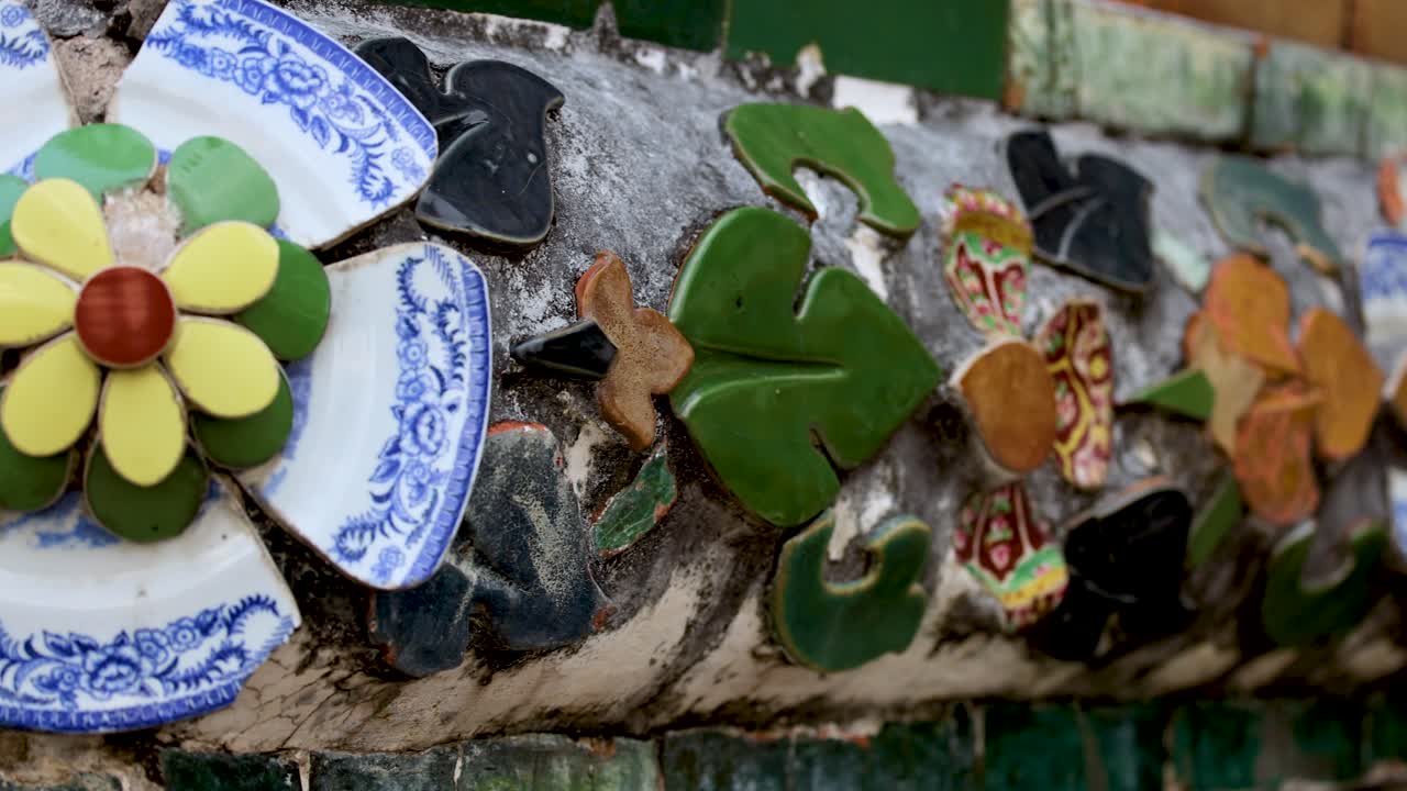intrincados patrones de mosaico en la pared del templo