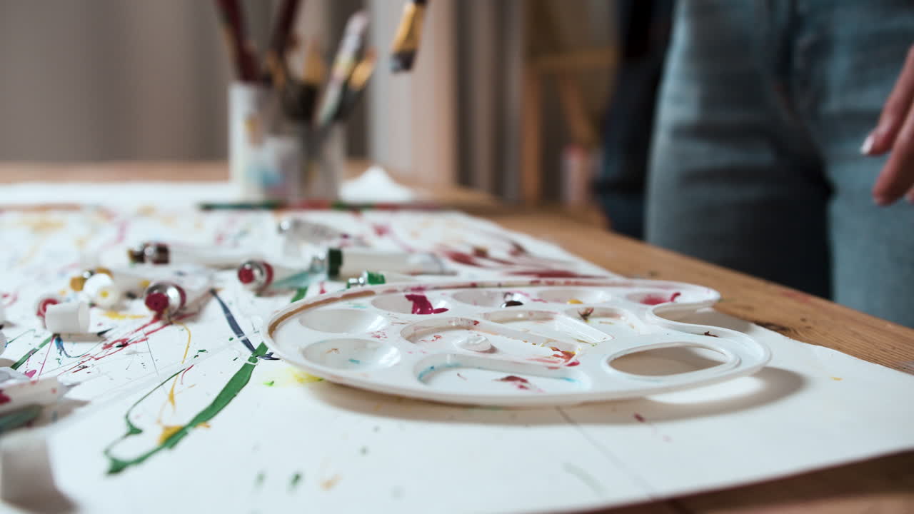 컬러 페인트를 사용하는 예술가