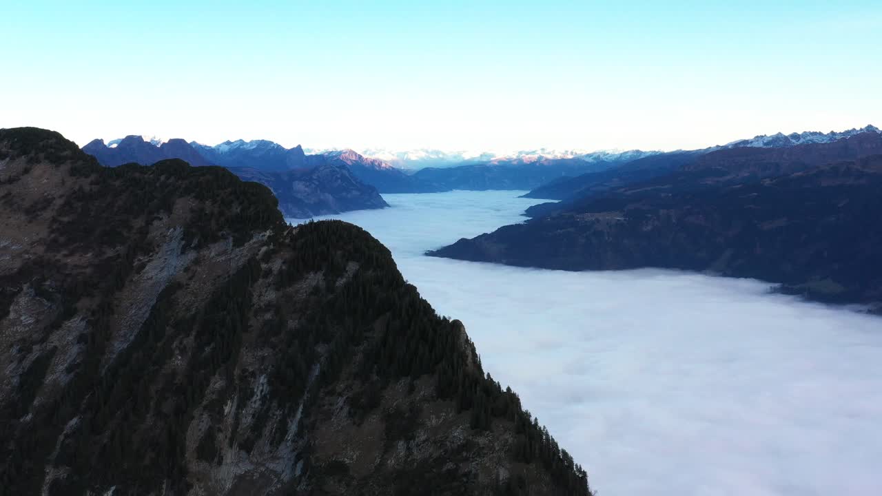 reveladora toma de una densa capa de nubes en el valle montañoso de leistcham