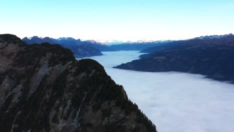 揭示了leestcham山谷中密集的云层的镜头