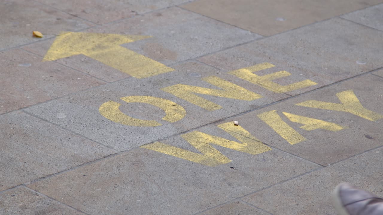편도 포장 마킹 위를 걷는 발 클로즈업 샷