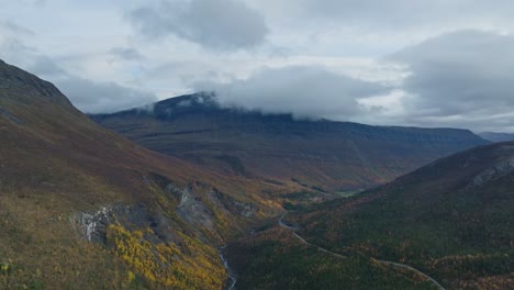 Un-Vuelo-Lento-A-Través-De-Un-Valle-En-Noruega