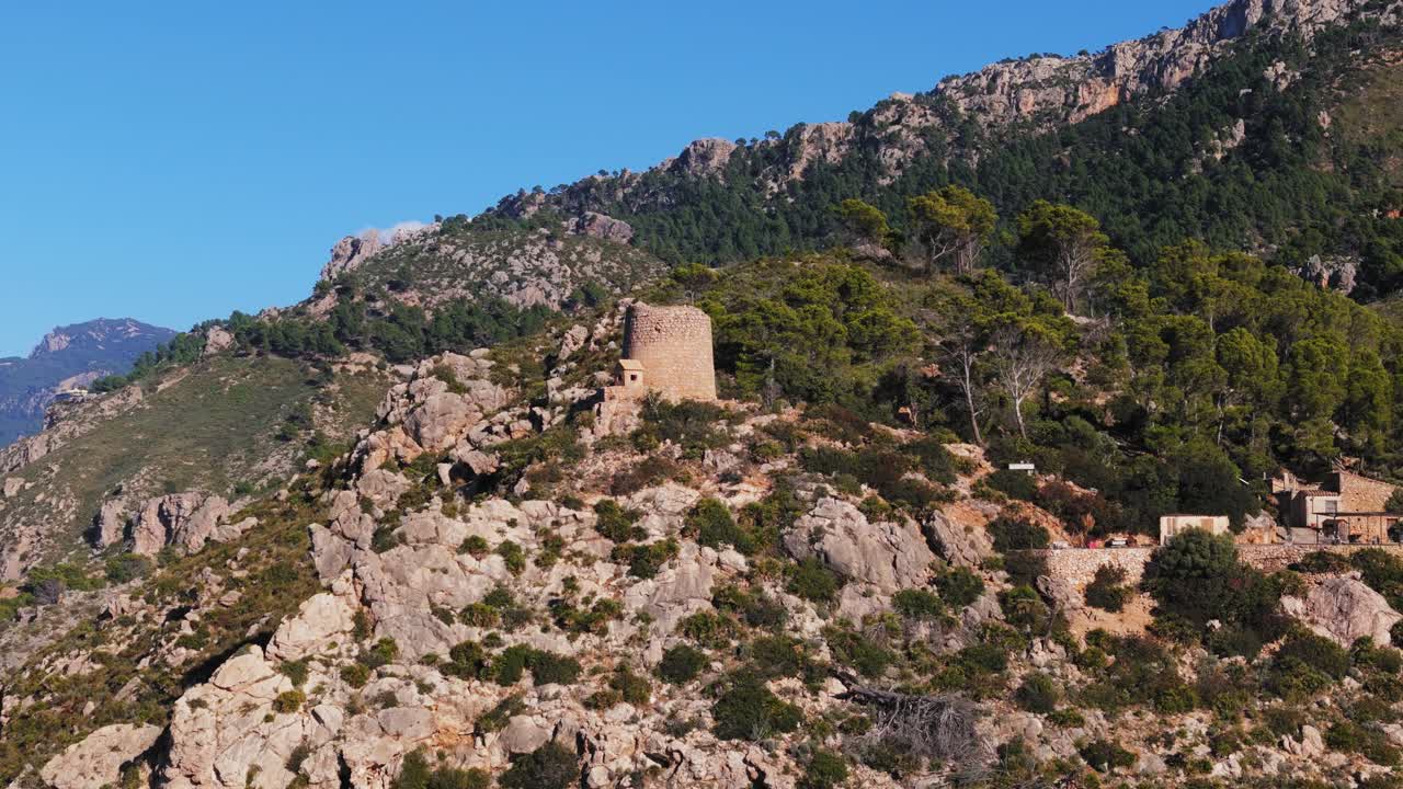 antigua torre en ruinas en la punta de una isla paisaje montañoso de mallorca