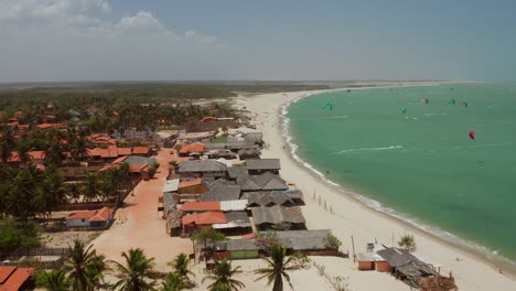 Kitesurfistas-En-El-Pequeño-Pueblo-De-Barra-Grande-En-El-Norte-De-Brasil