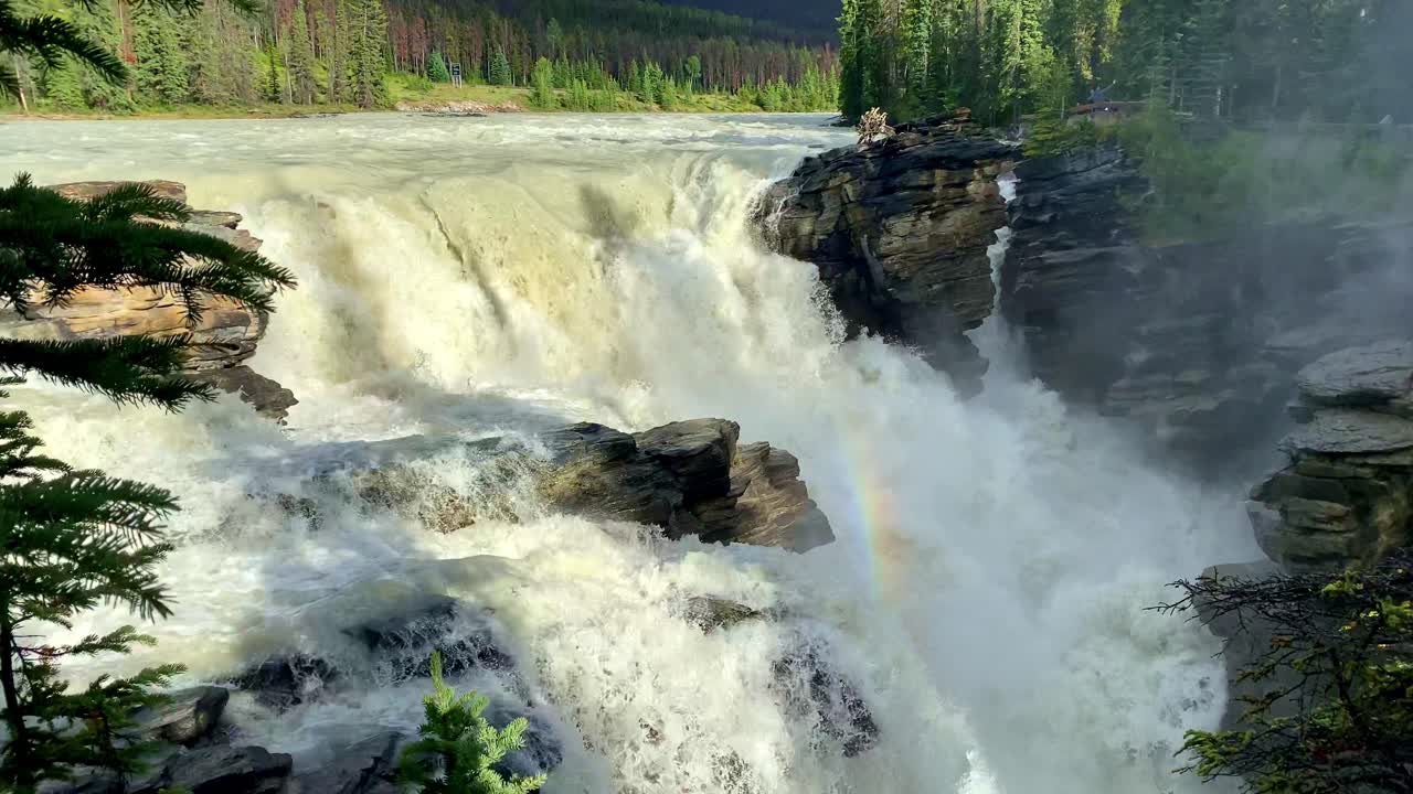 toma dinámica de las cataratas del río canadiense - avalancha de agua glaciar