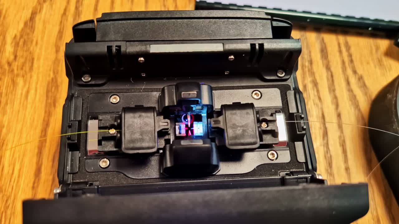 Giuntatrice a fusione per fibra ottica che prepara connessioni per la trasmissione di dati ad alta velocità.