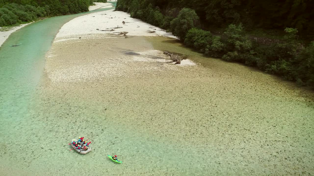 소카 강 (soca river) 의 푸른 물에서 래프팅을 하는 래프터 그룹의 공중 사진.