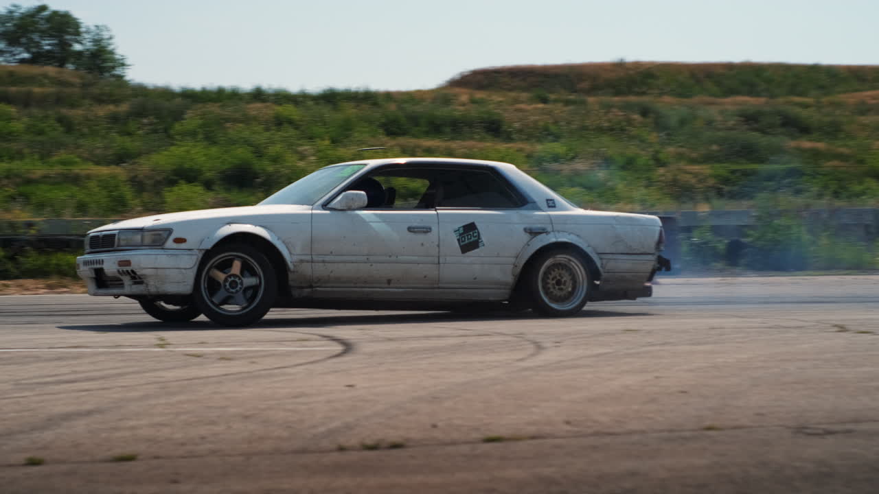 경주 트랙 에서 떠다니는 자동차