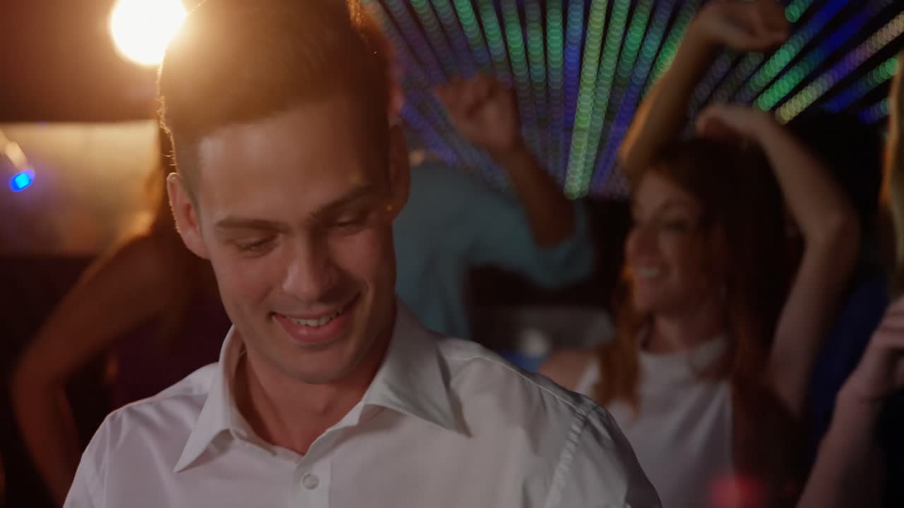 hombre tomando un selfie desde un teléfono móvil en un bar