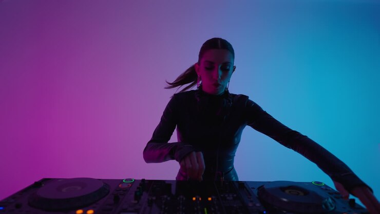 DJ donna che mixa musica sui giradischi