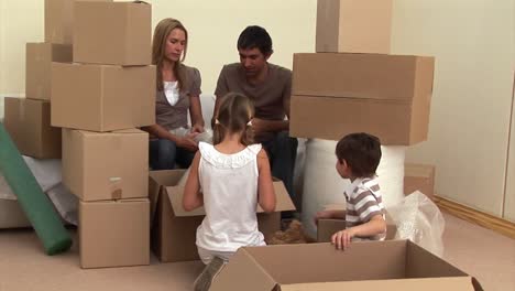 animación de una familia relajándose entre cajas