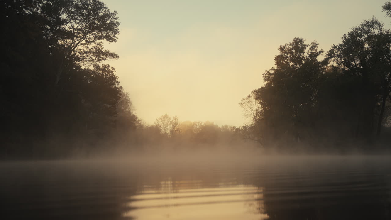 강 위 의 안개 가 가득 한 해가 뜨는 것