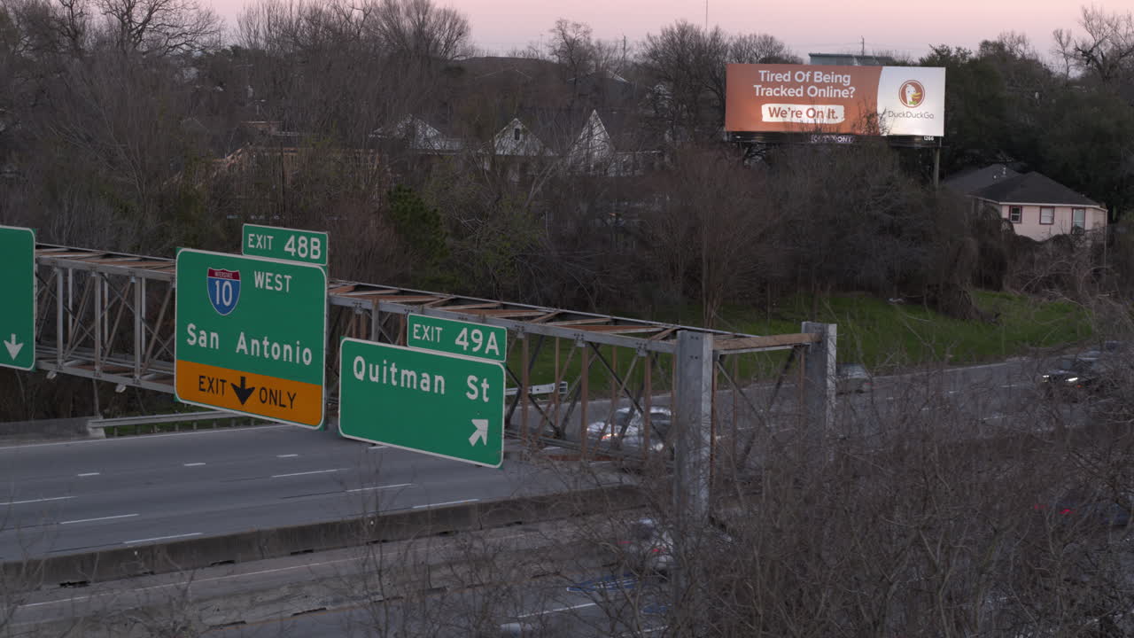 휴스턴의 i-45 북쪽 고속도로를 여행하는 자동차의 4k 드론 보기