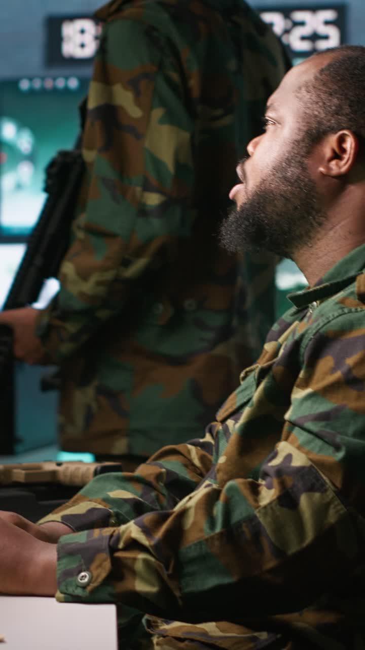 Vídeo vertical: Equipe de agentes em base de operações avaliando adversários.