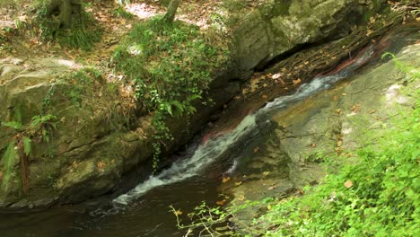 Vista-Superior-De-Las-Aguas-De-Un-Pequeño-Arroyo-Que-Corre-En-Las-Montañas