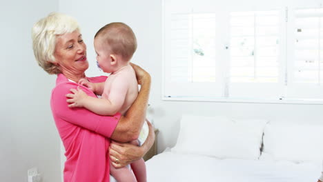 madre dando el bebé a su abuela