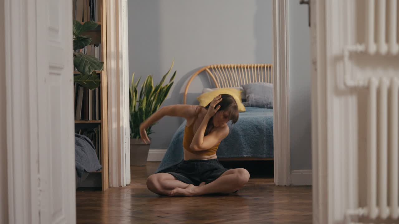 Donna che pratica yoga in camera da letto