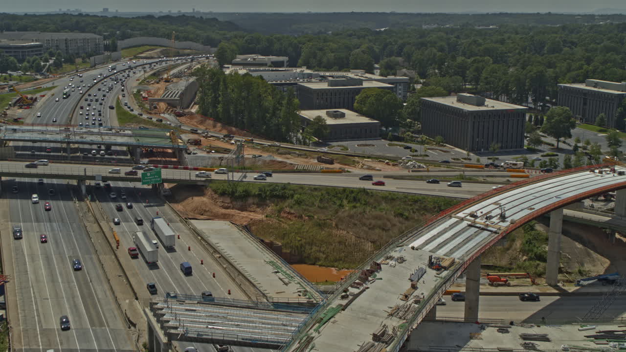 atlanta georgia aerial v676 rotación de ojo de pájaro toma de la carretera en construcción en sandy springs - dji inspire 2, x7, 6k - agosto 2020