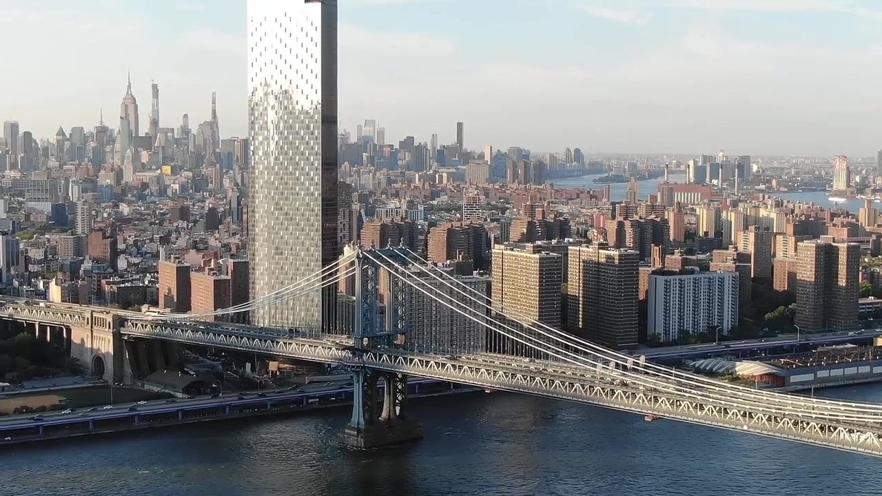 Vue de la ligne d'horizon de Manhattan et d'un pont sur l'eau à New York.