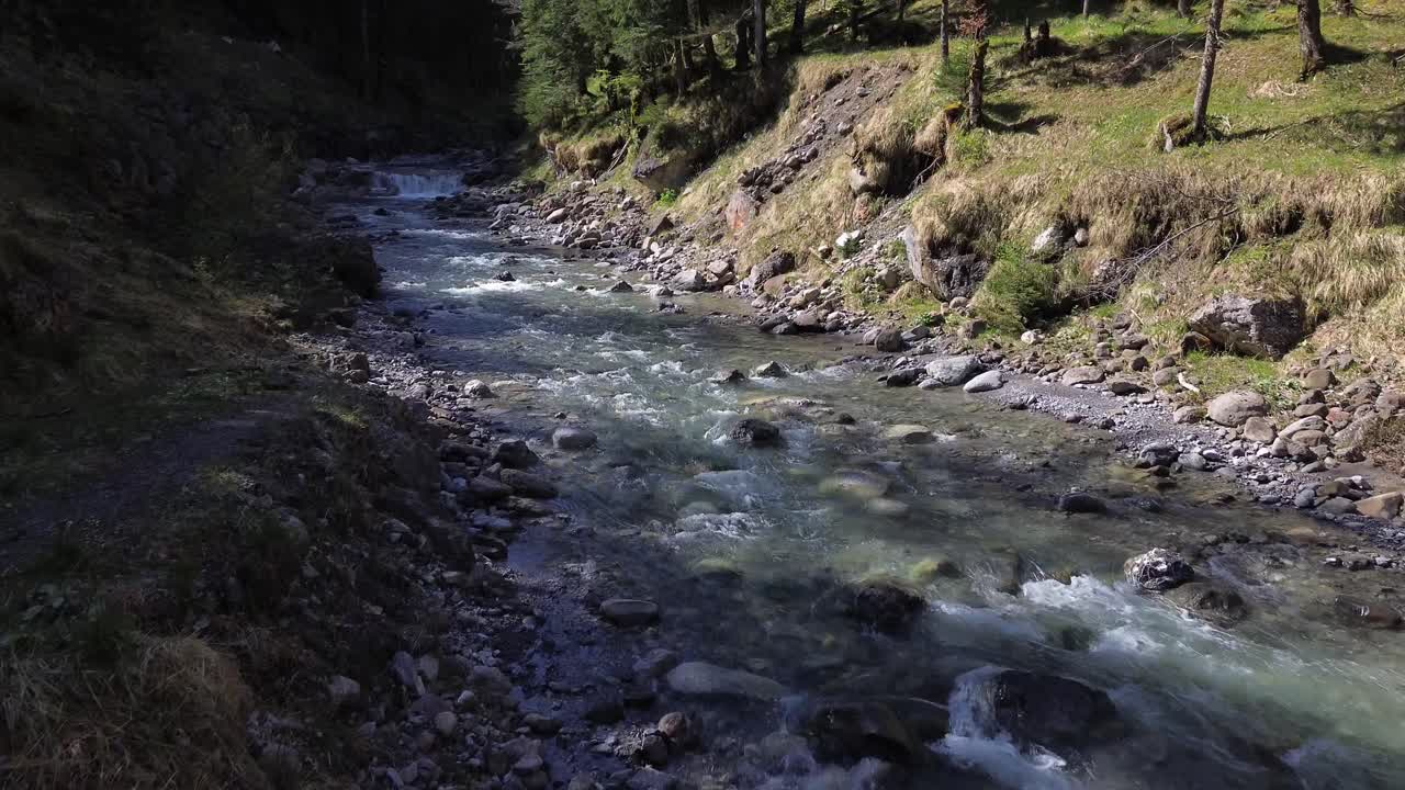 Vista aerea di un fiume di montagna nella natura austriaca.