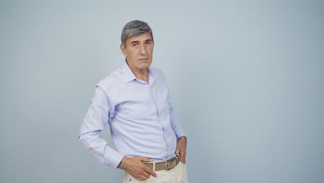 un anciano mirando a la cámara con una expresión curiosa.