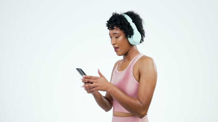 Corsa, telefono e donna con cuffie