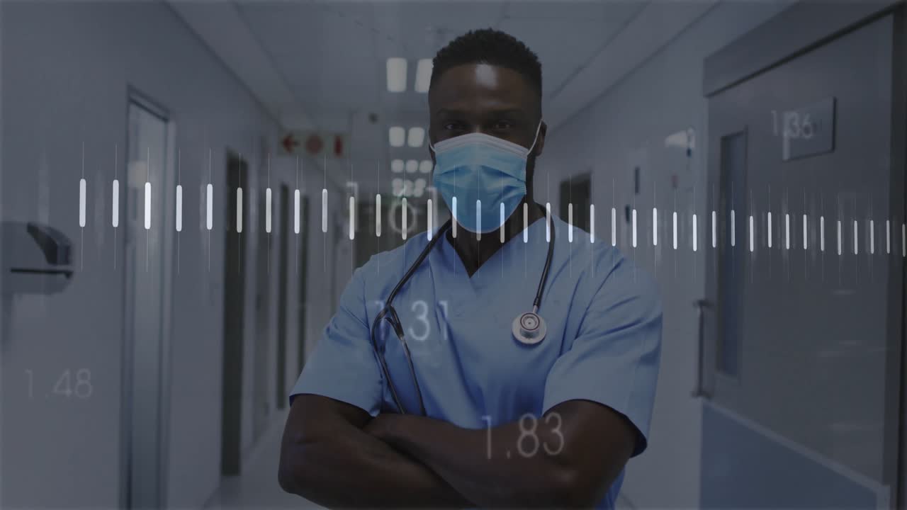 Dottore con maschera e stetoscopio a braccia incrociate nel corridoio dell'ospedale, barre che formano un'onda con numeri.