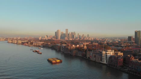 Dolly-Avanza-Con-Un-Dron-Disparado-Hacia-Los-Edificios-De-London-Canary-Wharf-Sobre-El-Río-Támesis