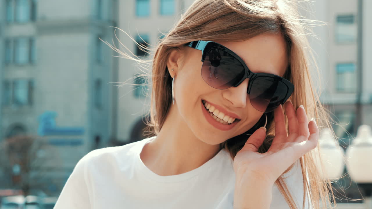 счастливая женщина в солнечных очках