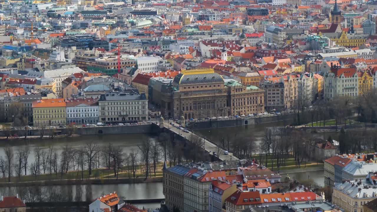 Teatro Nazionale e Ponte delle Legioni sul fiume Moldava a Praga, Repubblica Ceca