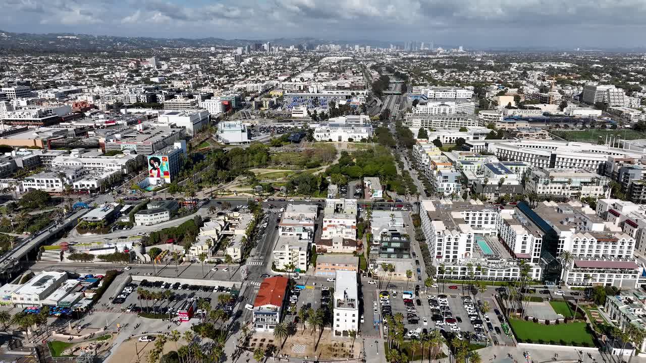 vista de la ciudad de santa mónica frente a la playa.