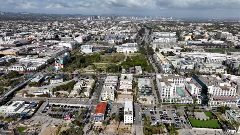 Blick-Auf-Die-Stadt-Santa-Monica-Gegenüber-Vom-Strand