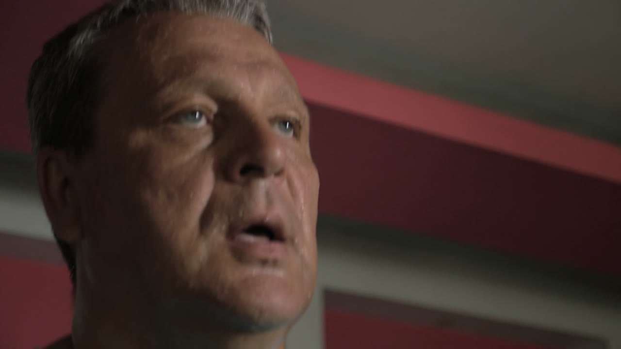 트레드밀 에서 달리는 성숙 한 남자