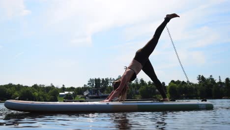 Yoga,-Colocar,-Mujer,-En,-Paddle,-Tabla,-Hacer,-Pierna,-Estirar