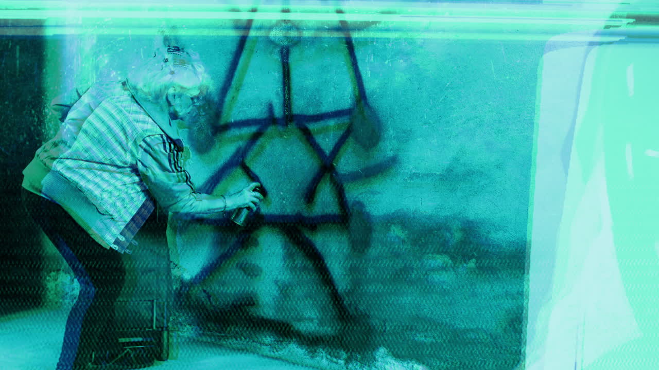 abuela rebelde artista de graffiti contra una pared urbana