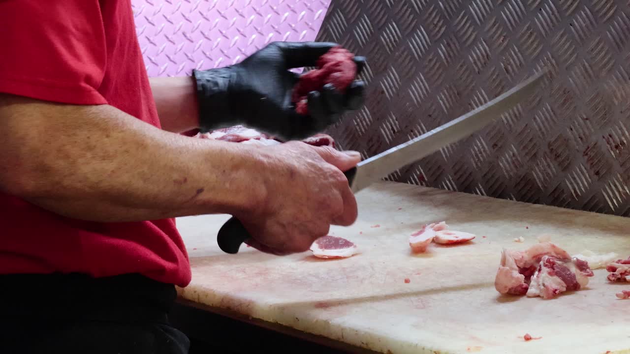 el carnicero cortando carne en los mercados de victoria, melbourne