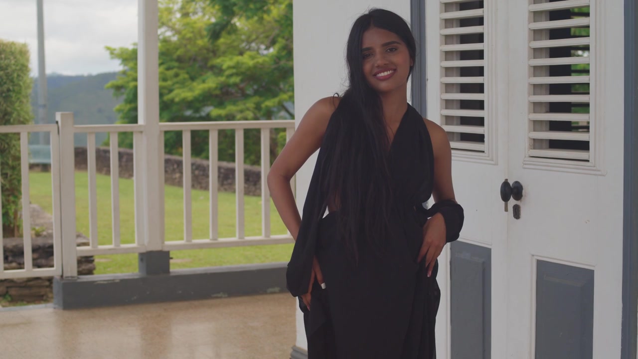 Jovem Mulher Indiana em Vestido Preto Elegante Caminhando ao Longo das Muralhas do Forte à Luz do Dia