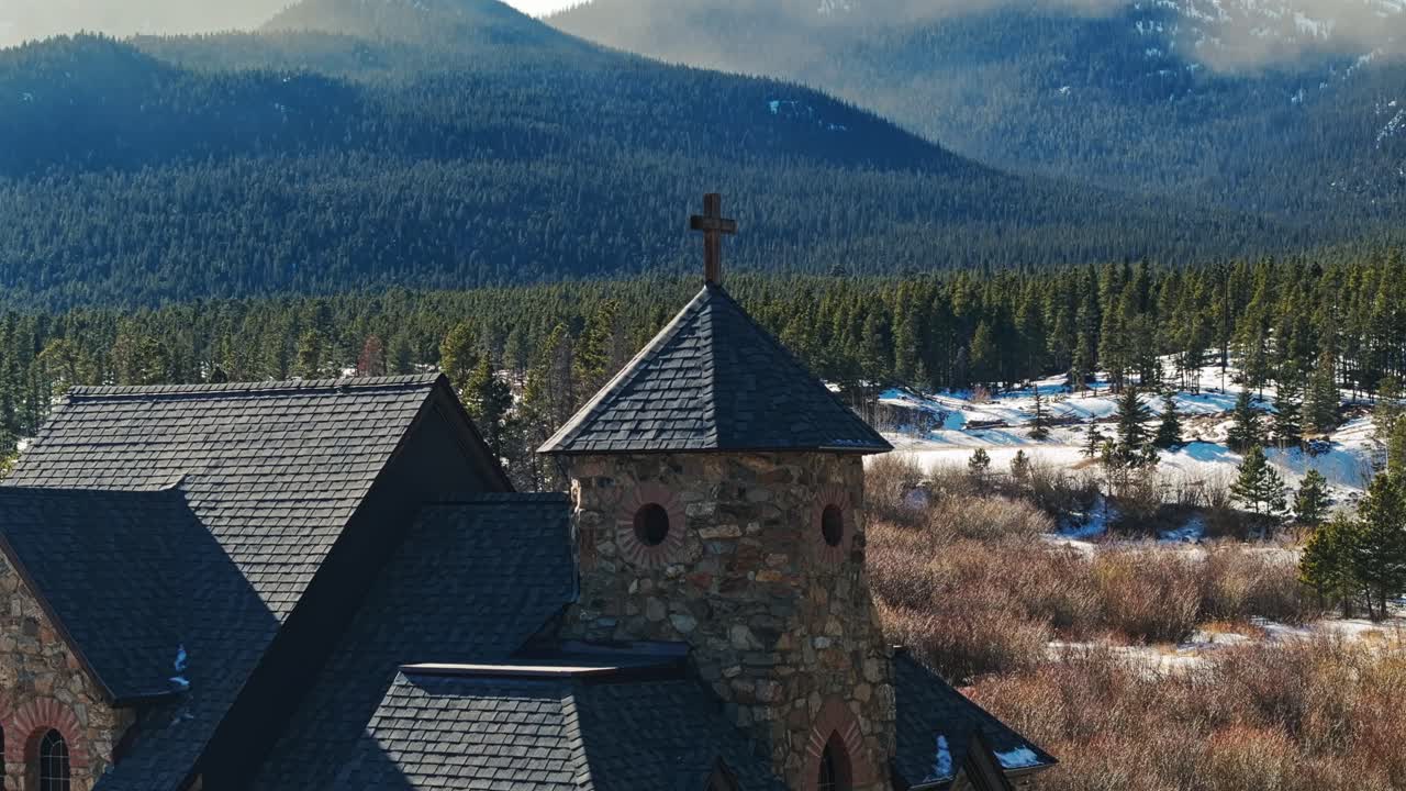 drone asciende para establecer la sagrada cruz católica en la parte superior de la capilla en allenspark colorado