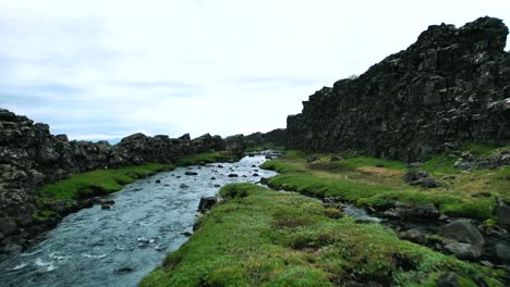 Geschmolzener-Gletscherfluss-Im-Thingvellir-Nationalpark-In-Einem-Grabenbruch,-Überreste-Des-Parlamentsgeländes,-Island,-Drohnenaufnahme