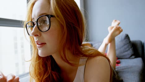 mujer usando tableta digital en la sala de estar 4k