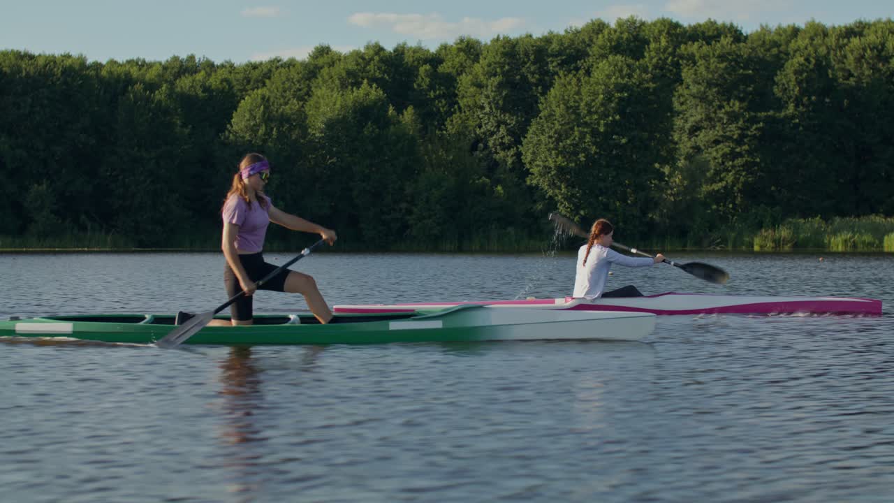 Due donne che vanno in kayak su un lago