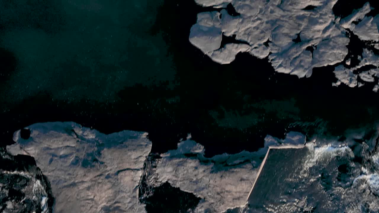 río de piedra negra corre en highfalls park vista desde arriba