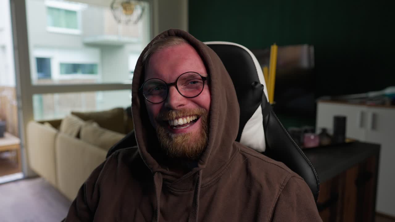 computadoras - el hombre sonríe y se ríe mientras mira la cámara, plano medio