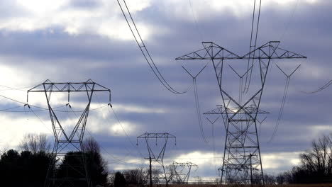 las líneas de transmisión eléctrica se balancean de un lado a otro con un fuerte viento