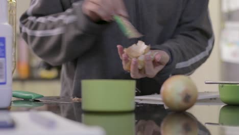 mujer joven limpiando después de cocinar